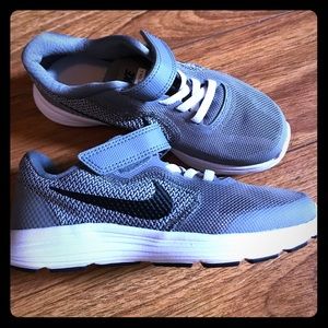 NIKE Revolution 3 NEW 👟 sneakers tennis shoes